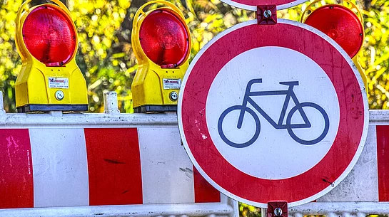 Verkehrsabsperrung mit Schild